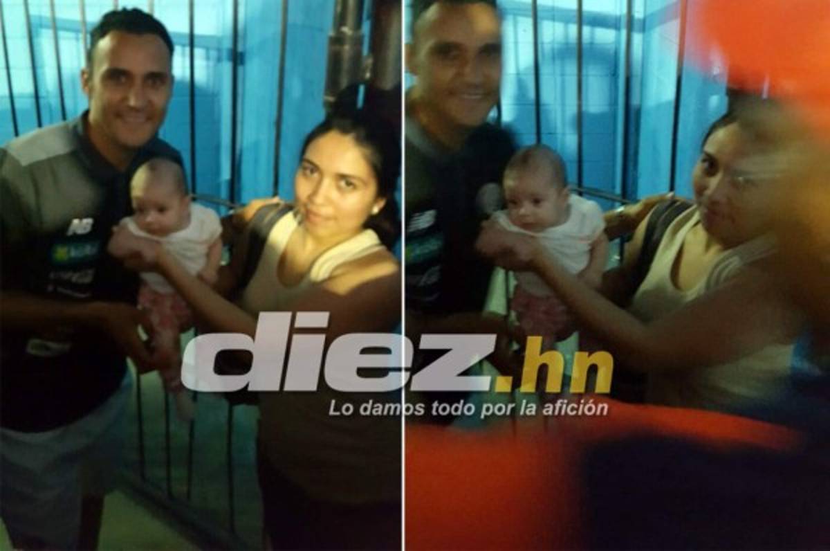 El arquero Keylor Navas se toma foto con una niña hondureña