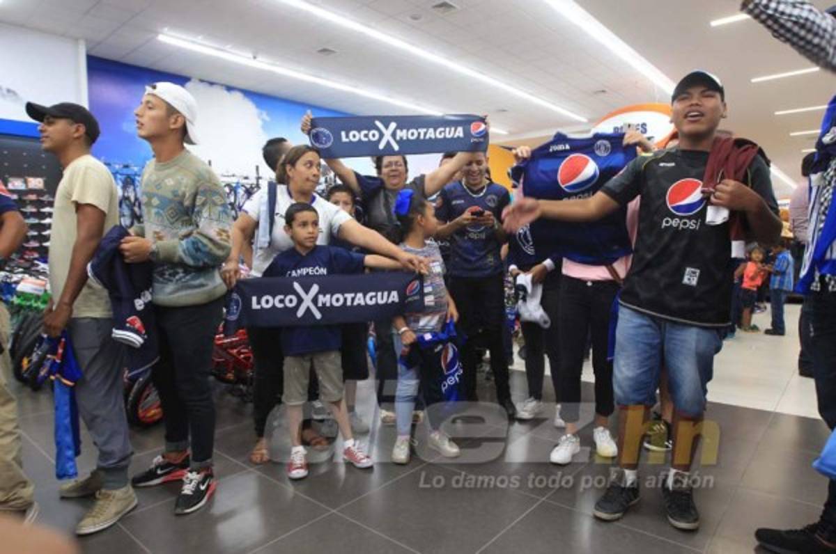 AMBIENTAZO: Eso puso Motagua en la firma de autógrafos previo a la final ante Olimpia