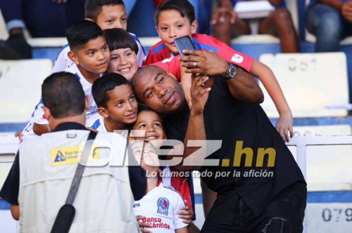 NO SE VIO POR TV: Peleas, legionarios y belleza en las gradas de los estadios hondureños