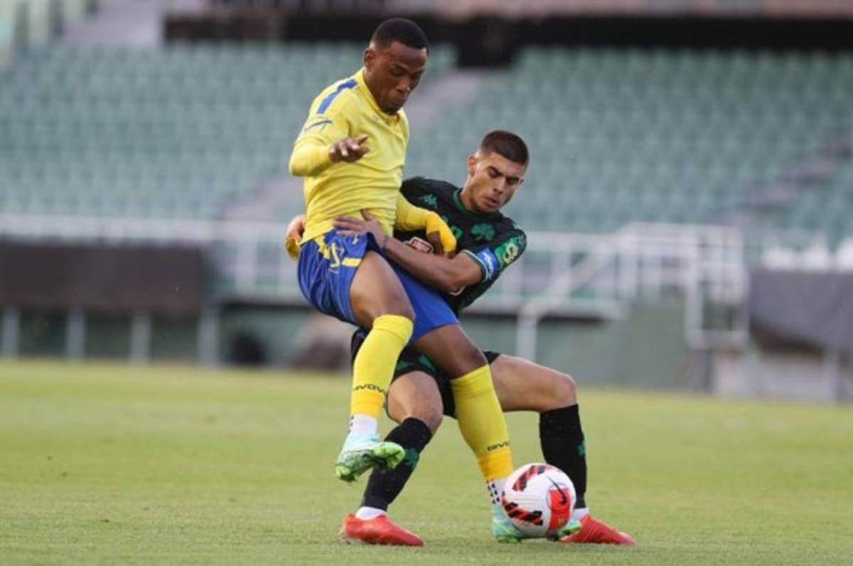¡Frente a un grande! Deiby Flores anota por primera vez con Panetolikos en su segundo juego en Grecia