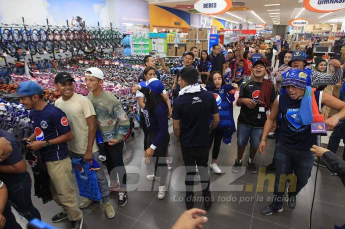 AMBIENTAZO: Eso puso Motagua en la firma de autógrafos previo a la final ante Olimpia