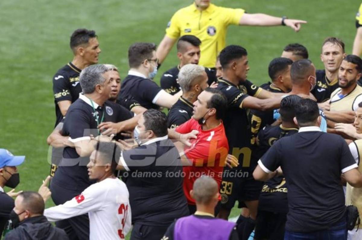 ¡Zafarrancho en el Motagua-Olimpia! Troglio y Diego Vázquez enloquecen; la agresión del Chino López