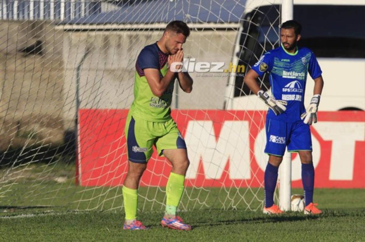 FOTOS: El debut del ruso Evgeny Kabaev se vio marcado por un penal en contra