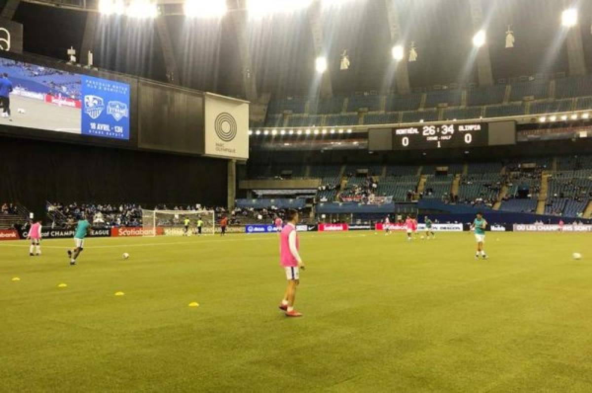 Los jugadores del Olimpia haciendo el calentamiento en la cancha del Olímpico de Montreal, Canadá. Foto cortesía