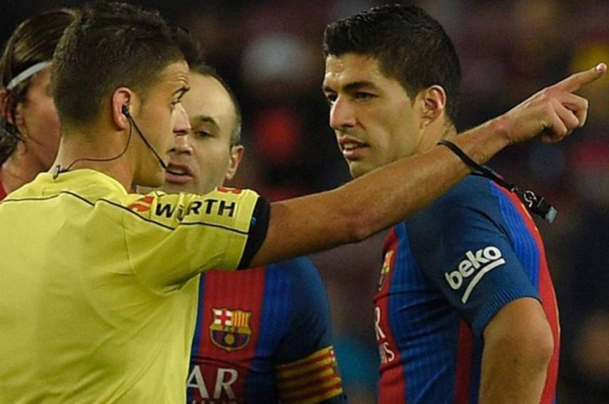 La competición española castiga con dos partidos a Luis Suárez