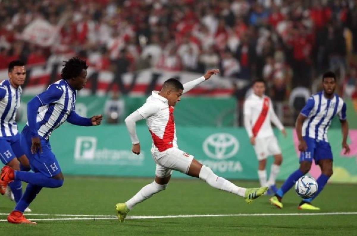 Honduras está perdiendo 1-0 ante Perú tras un error en defensa. Foto @SeleccionPeru