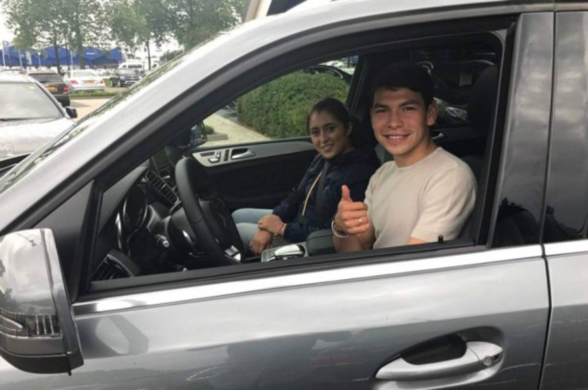 ¡Espectacular! El costoso auto que le dio el PSV a 'Chucky' Lozano