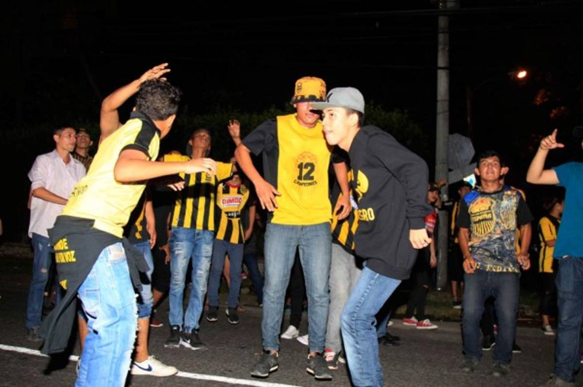 Barra del Real España alentó al equipo desde las afueras del estadio Morazán