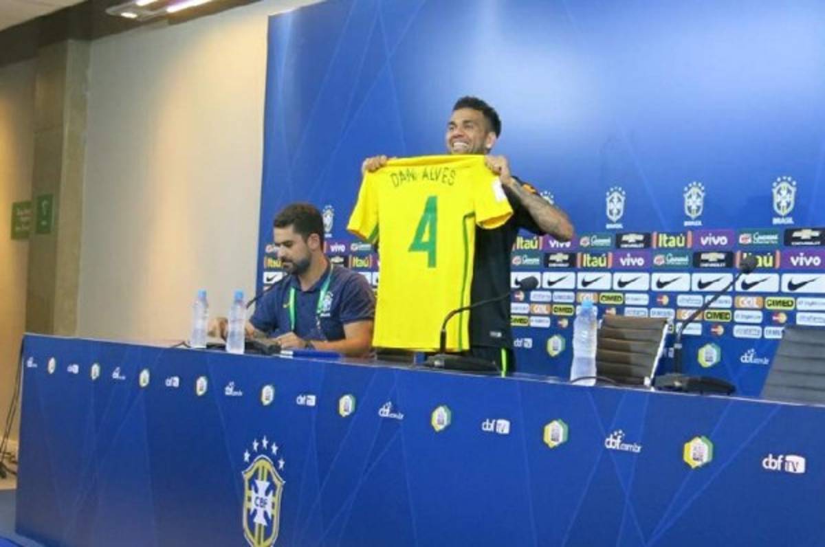 ¡Bonito gesto! Dani Alves será capitán y rendirá homenaje