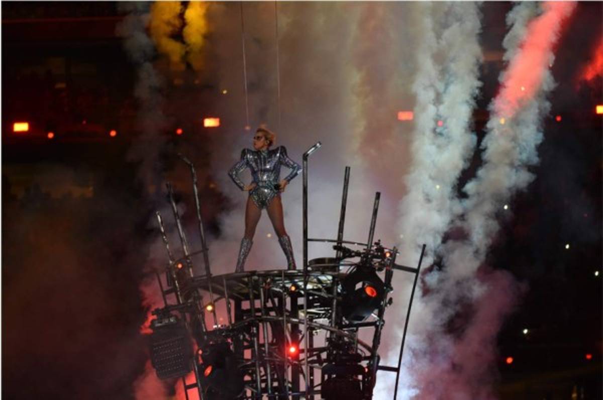 Lady Gaga se luce en el espectáculo del medio tiempo del Super Bowl