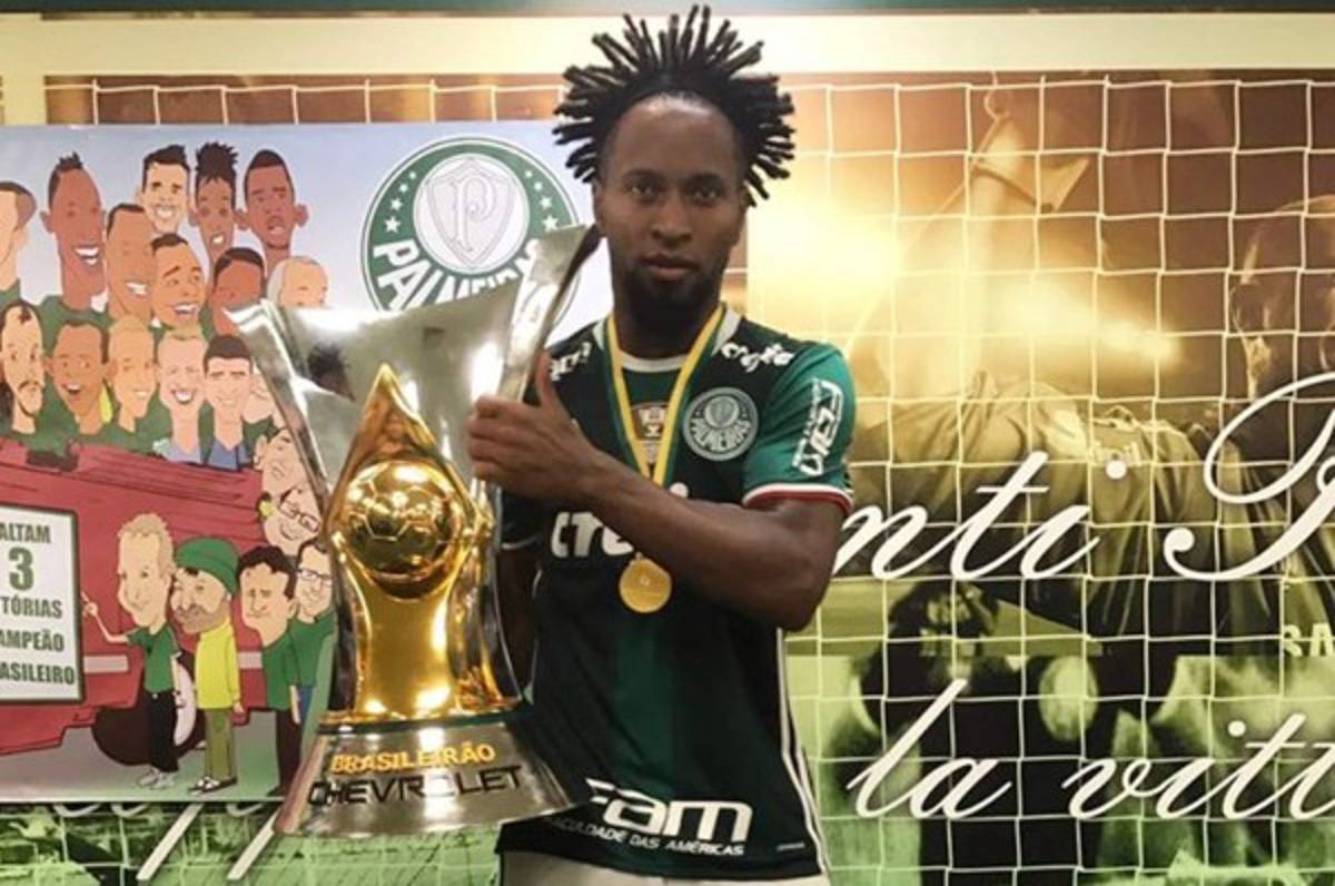 A sus 42 años, Zé Roberto sigue levantando títulos