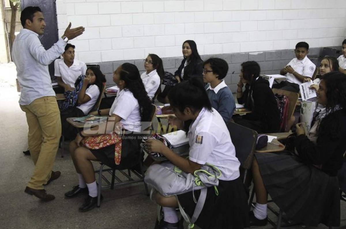 El árbitro hondureño Saíd Martínez impartiendo clases a los alumnos del Instituto Central Vicente Cáceres de Tegucigalpa. Fotos Ronal Aceituno