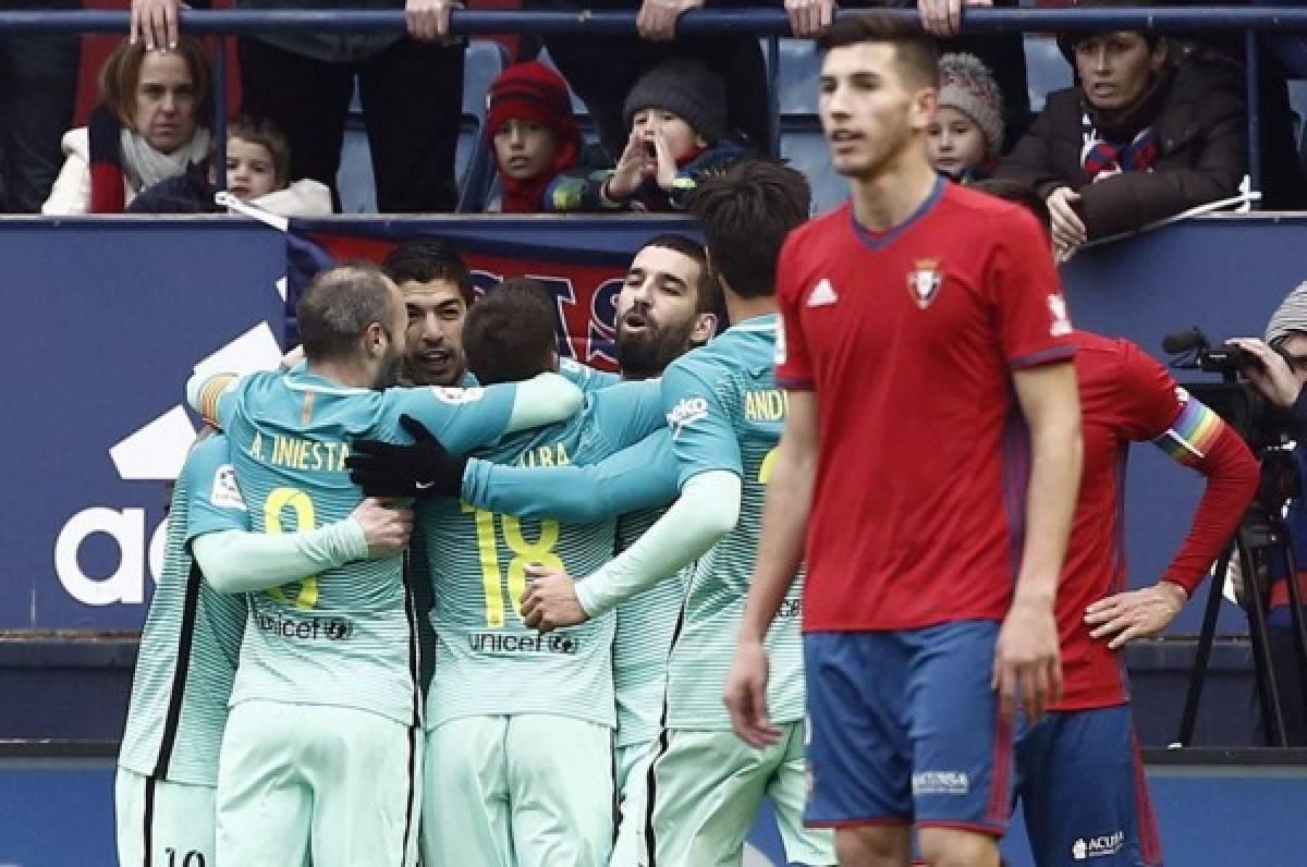 Barcelona golea al Osasuna y vuelve a saborear un triunfo en Liga