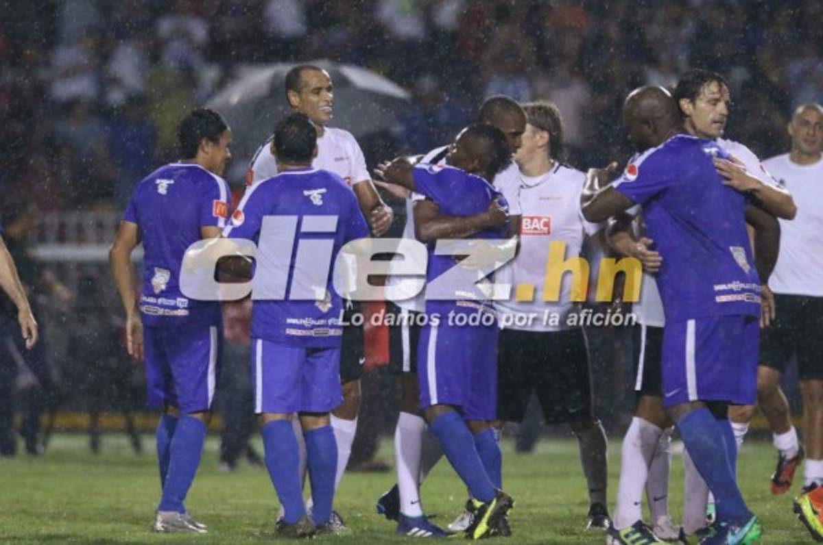NO SE VIO EN TV: El hincha que buscaba una foto con una Leyenda del Mundo y la petición a Puyol