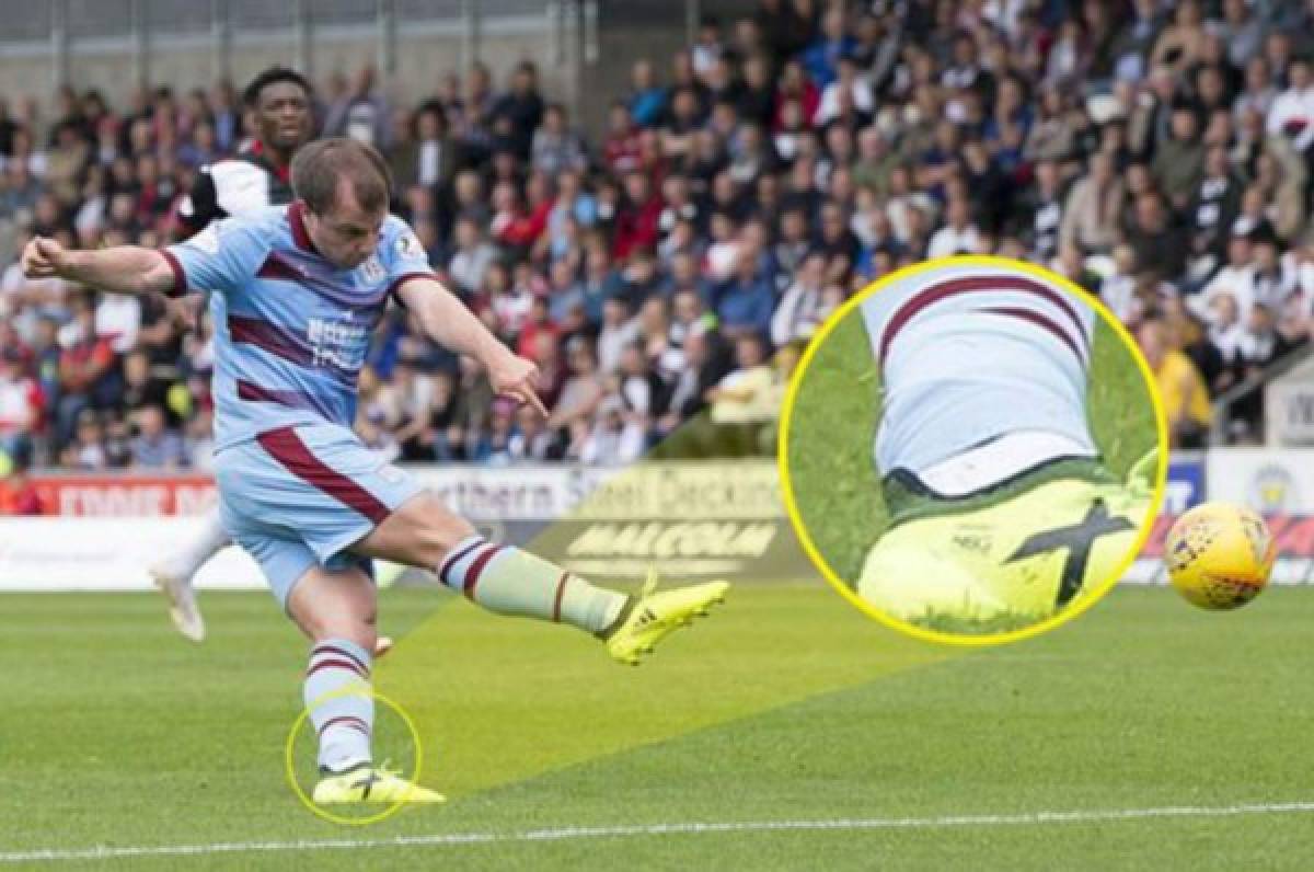 Insólito: Futbolista profesional juega con un dispositivo de rastreo en su tobillo&nbsp;&nbsp;