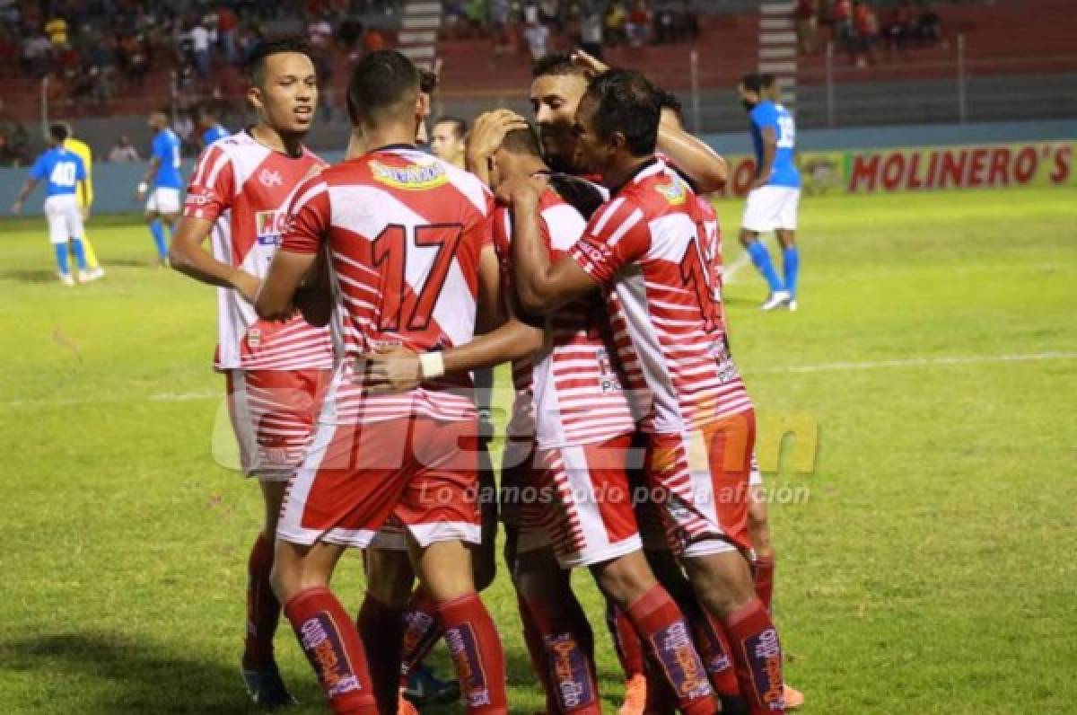 Luis Meléndez celebra con sus compañeros el gol anotado al Honduras Progreso.