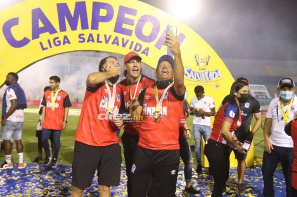 No lo viste en TV: El 'colado' en la celebración de Olimpia, la furia de Ever con Ninrod Medina y sin miedo al Covid-19  