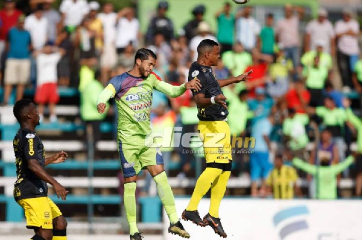 Nelson Muñoz y Rony Martínez disputan el balón por aire en Danlí. FOTO: Emilio Flores.