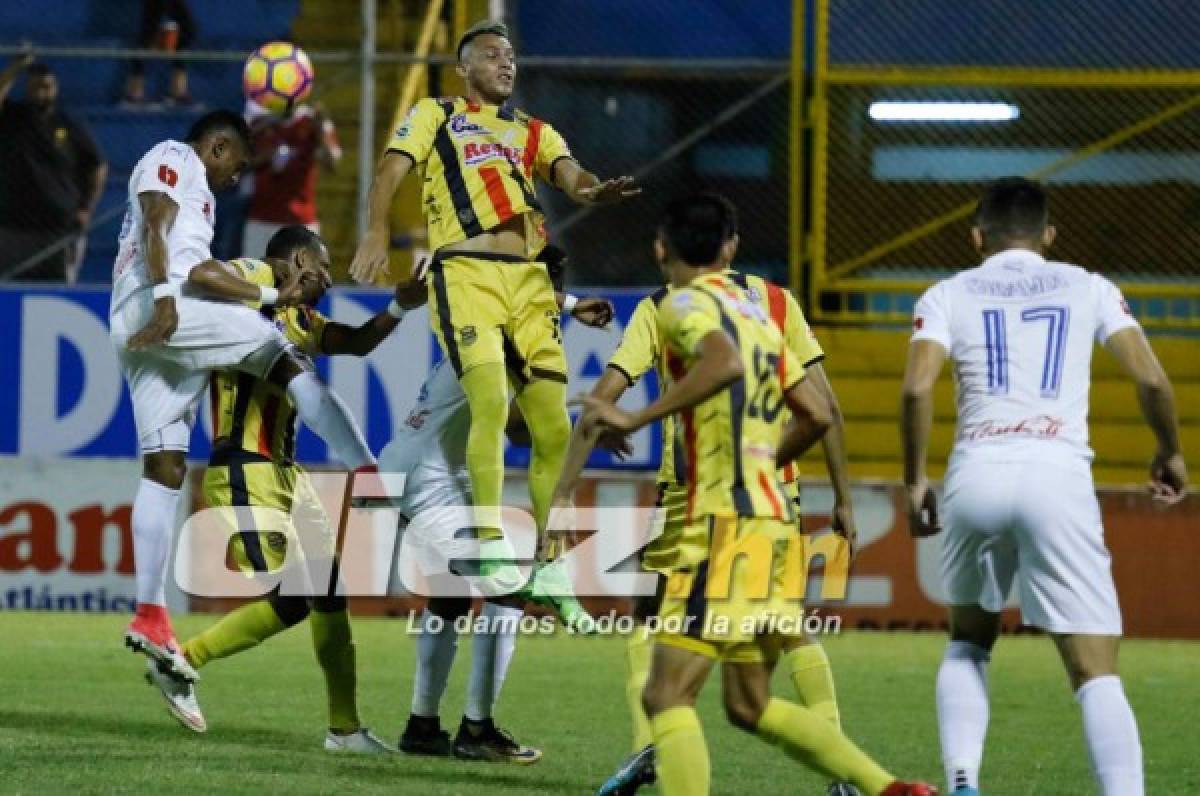 Ángel Tejeda disputa un alón aéreo con Johnny Palacios.