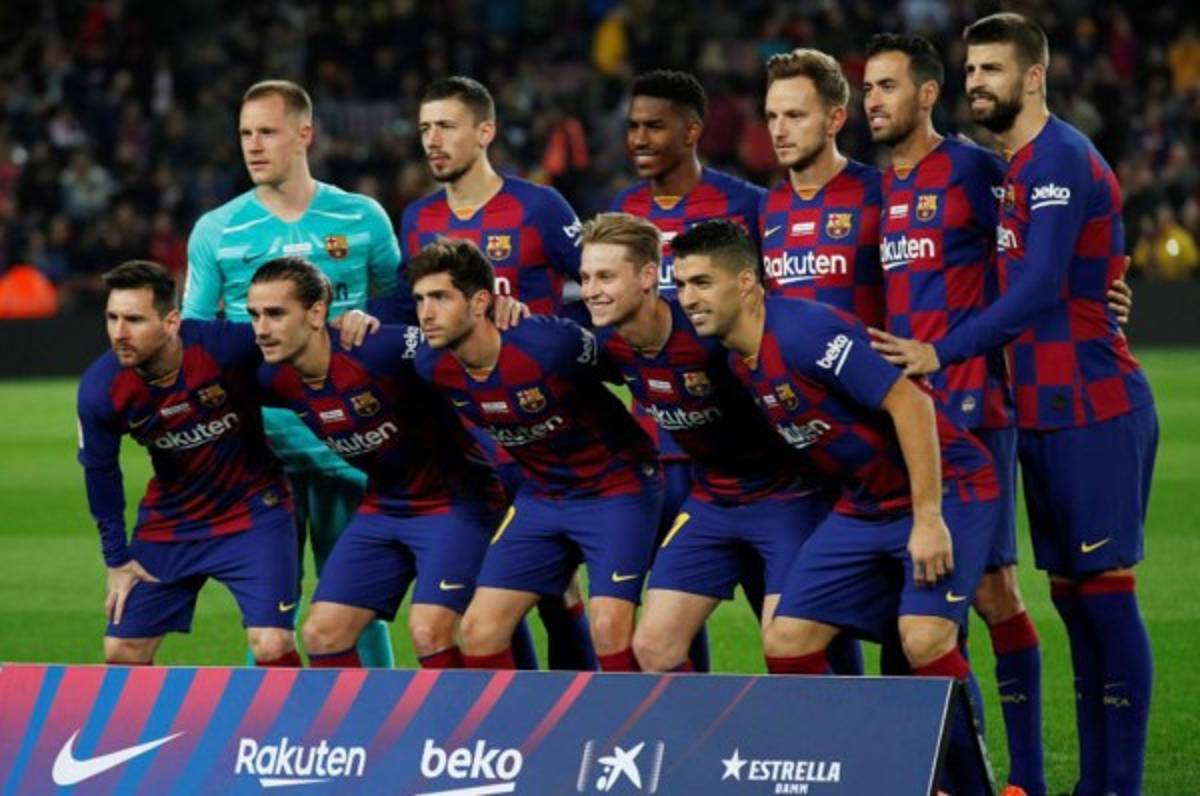 Jugadores del Barcelona son premiados tras la eliminación en la Supercopa de España