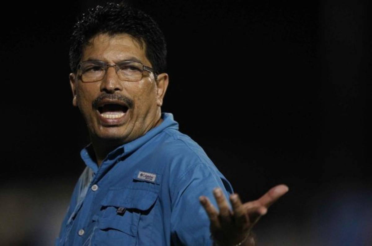 Real Sociedad destituye a Carlos Martínez y presenta al entrenador español Adrián García