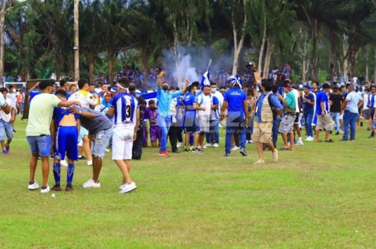 ¡En traje de baño! La More cumple promesa y Victoria celebra su ascenso a Liga Nacional en Honduras