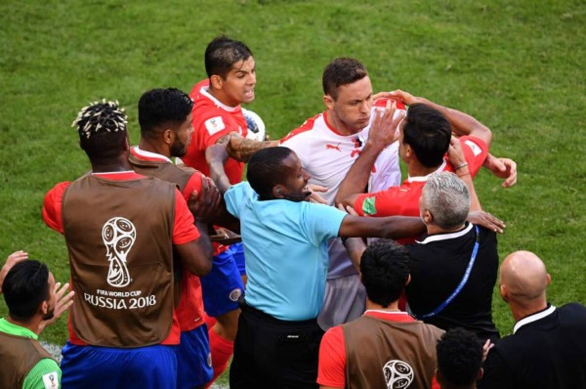Luis Marín genera bronca entre jugadores de Costa Rica y Serbia en el Mundial de Rusia