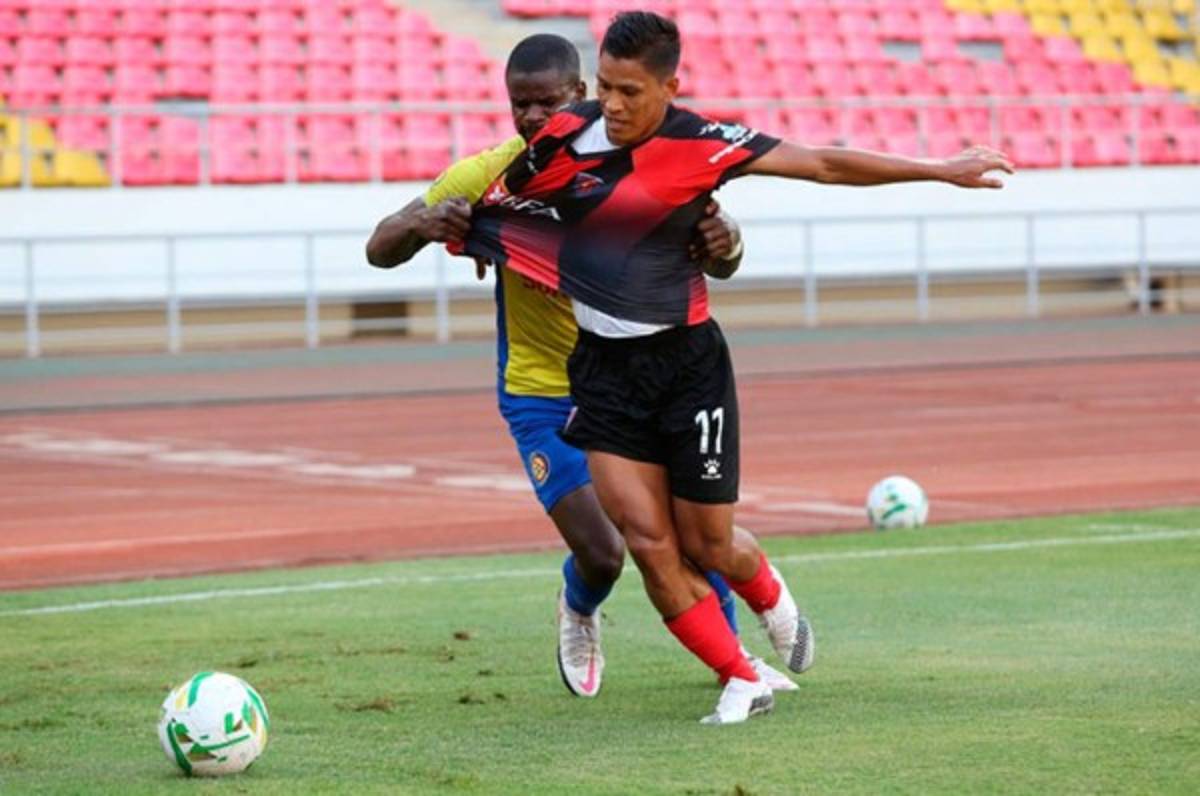 Bryan Moya y 1 de Agosto vencen de visita al Recreativo da Caála y se ponen líderes en Angola