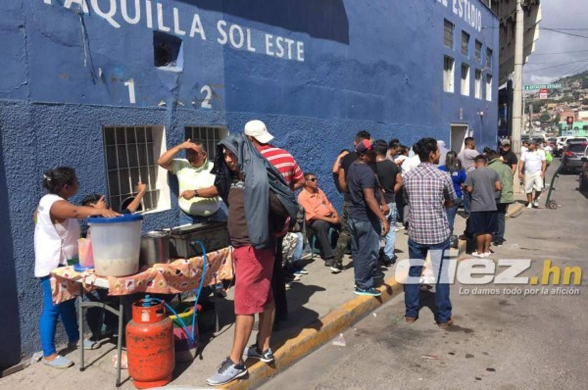 Largas filas en las afueras del Nacional para conseguir boleto de la final