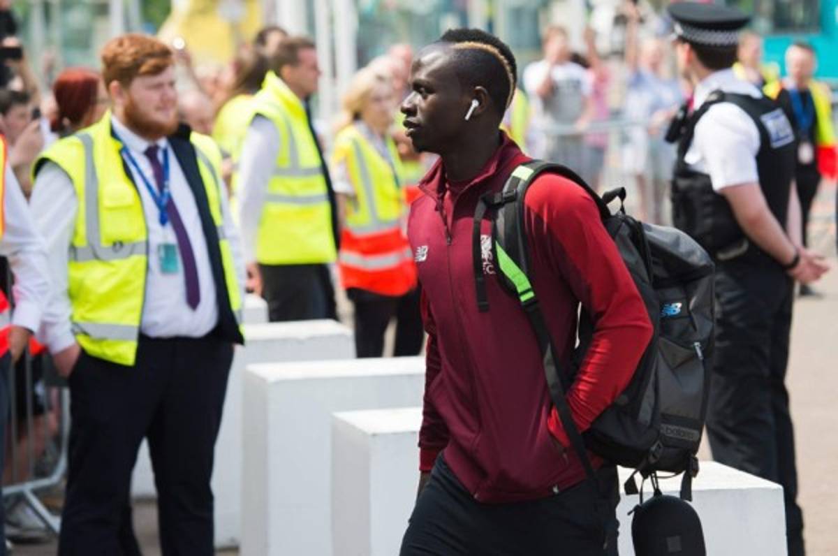 Sadio Mané envía camisetas del Liverpool a Senegal antes de final de Champions