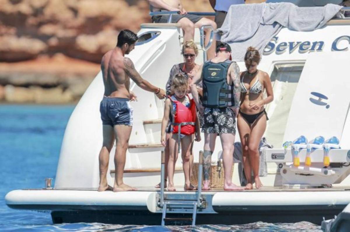 Las espectaculares vacaciones de Messi, Fábregas y Suárez con sus bellas mujeres