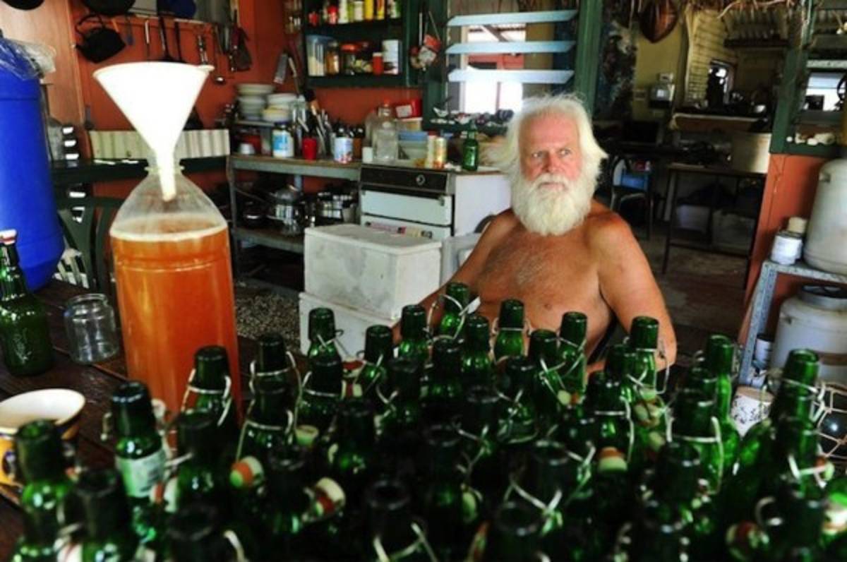 Coronavirus: Perdió toda su fortuna, vive en una isla desierta y revela el secreto para sobrevivir al aislamiento