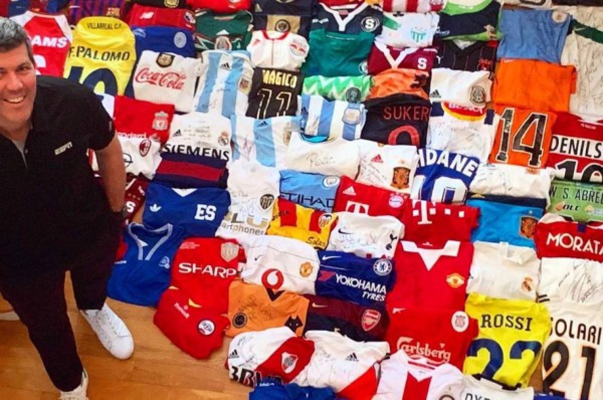 Fernando Palomo muestra su colección de camisetas: figura la de la 'H' y dos clubes hondureños