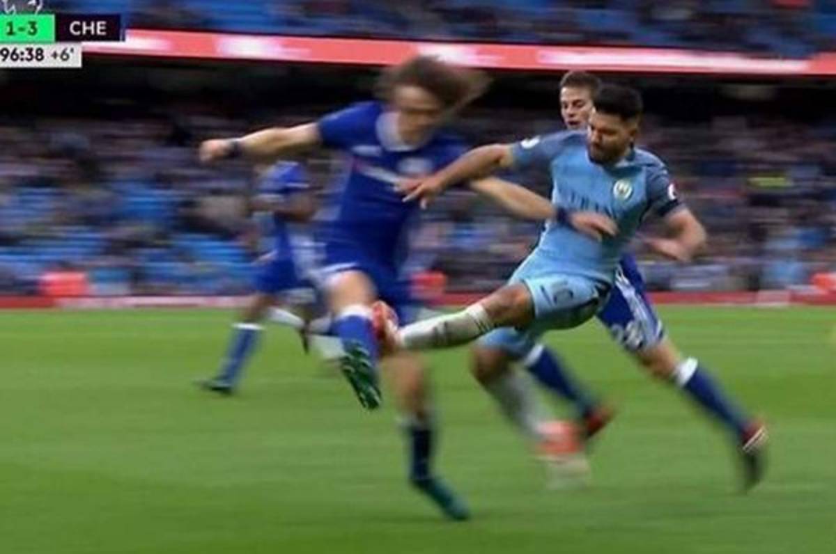 VIDEO: La salvaje entrada del Kun Agüero a David Luiz