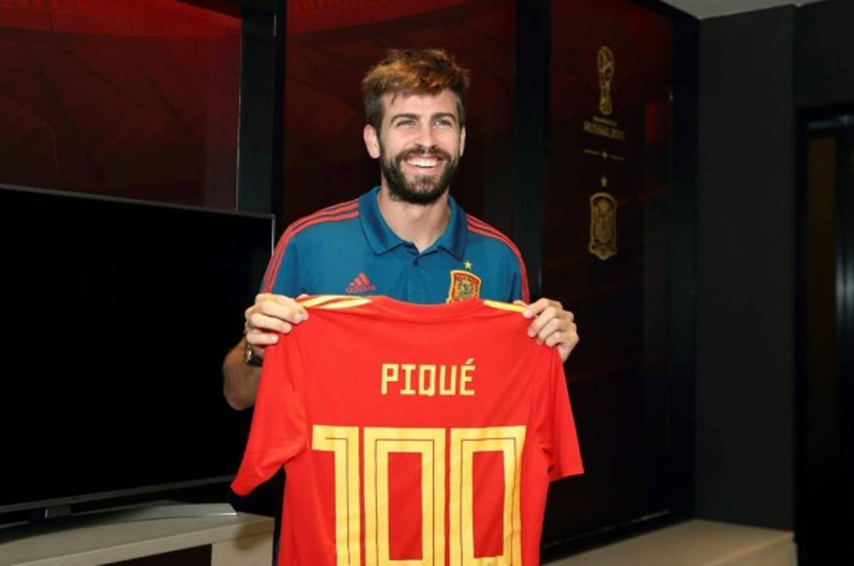 Gerard Piqué homenajeado por sus cien partidos con la selección española