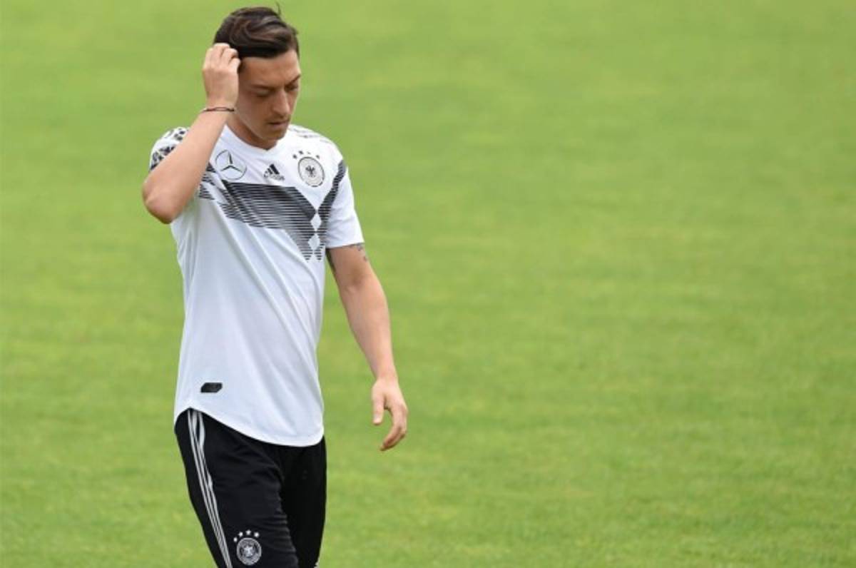 Ozil es baja para amistoso y enciende las alarmas antes del Mundial
