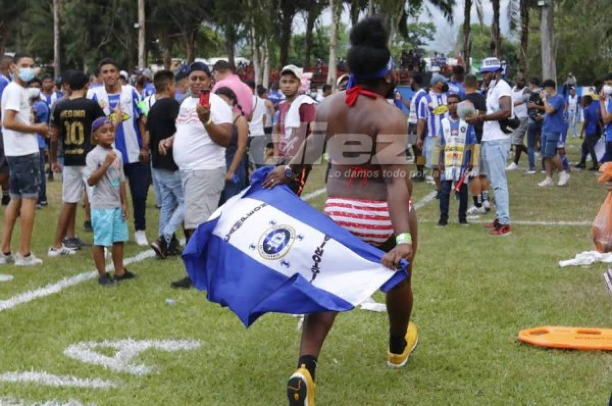 ¡En traje de baño! La More cumple promesa y Victoria celebra su ascenso a Liga Nacional en Honduras