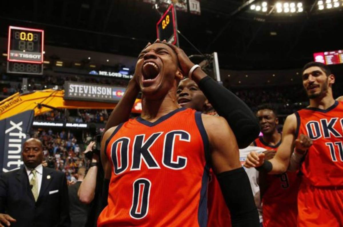 Westbrook mete a playoffs a Oklahoma City y logra marca histórica