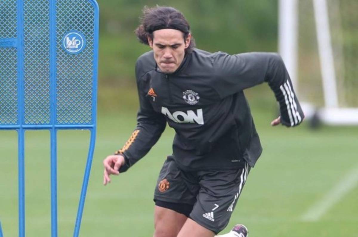 No jugará ante su exequipo: Cavani no viajó con el Manchester United para enfrentar al PSG