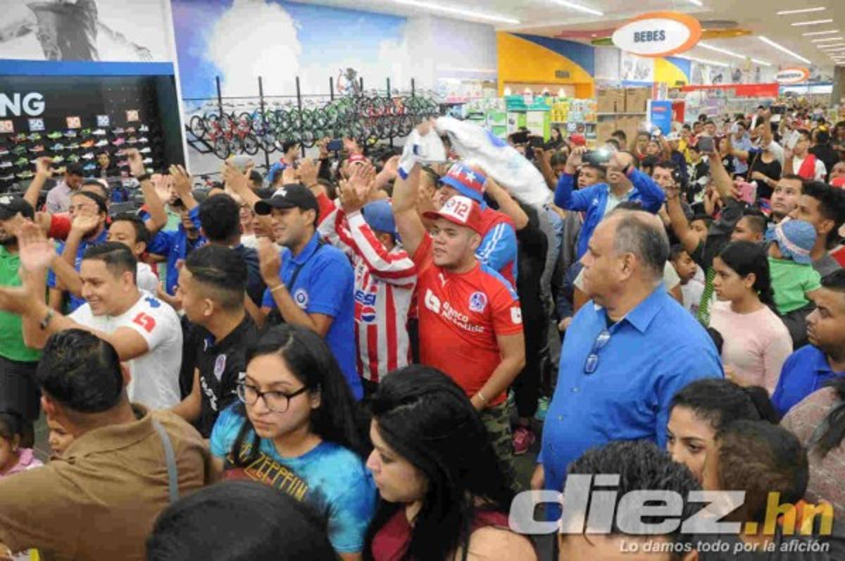 Locura en firma de autógrafos de jugadores del Olimpia previo a la final