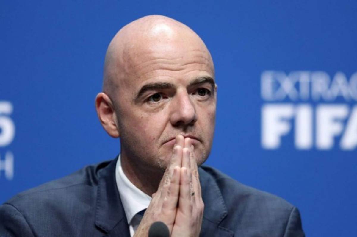 Los inventores del spray de las faltas piden cuatro años de cárcel para Infantino