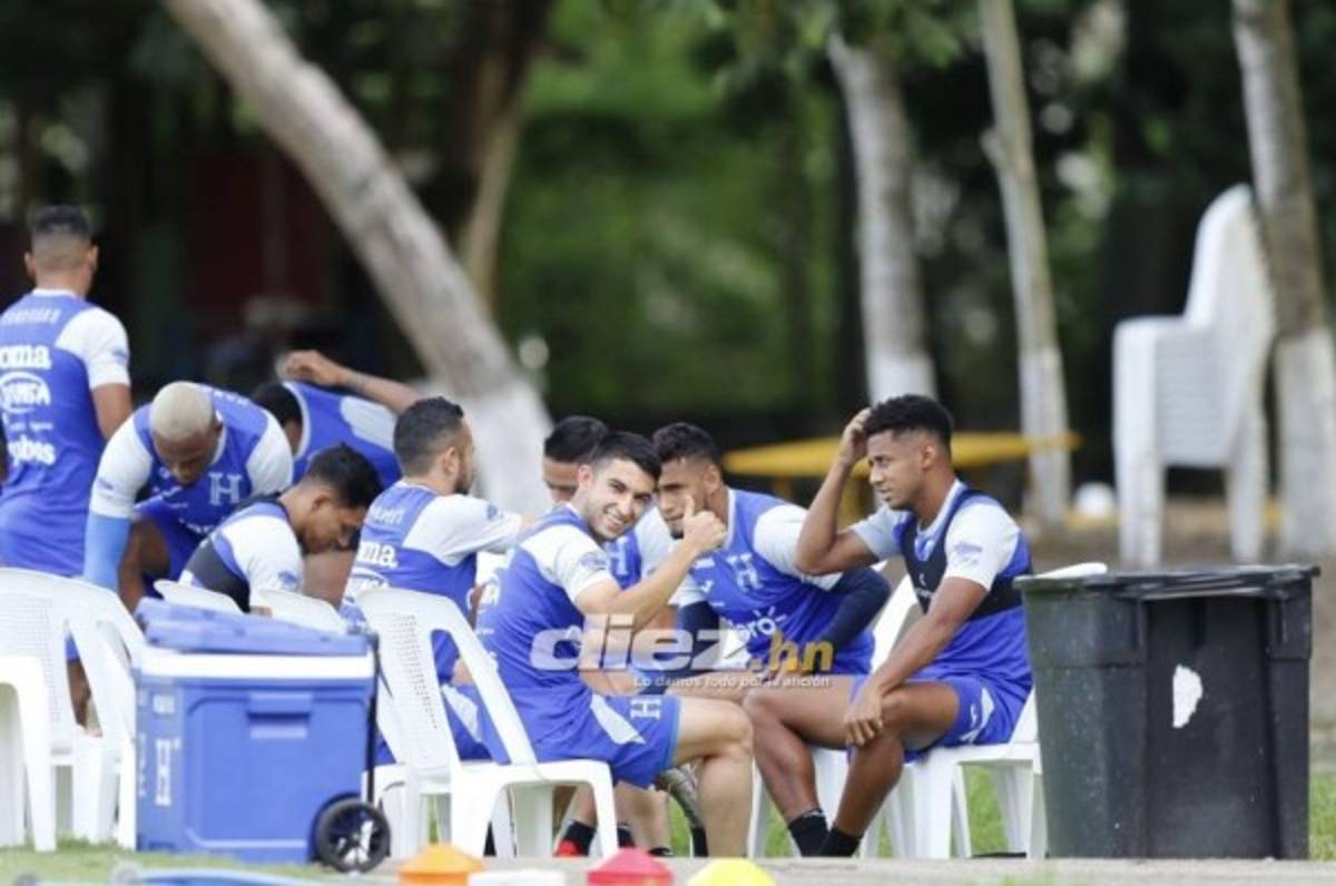 Así fue el entrenamiento de Honduras tras el desastre: Caras largas y charla del 'Bolillo' Gómez
