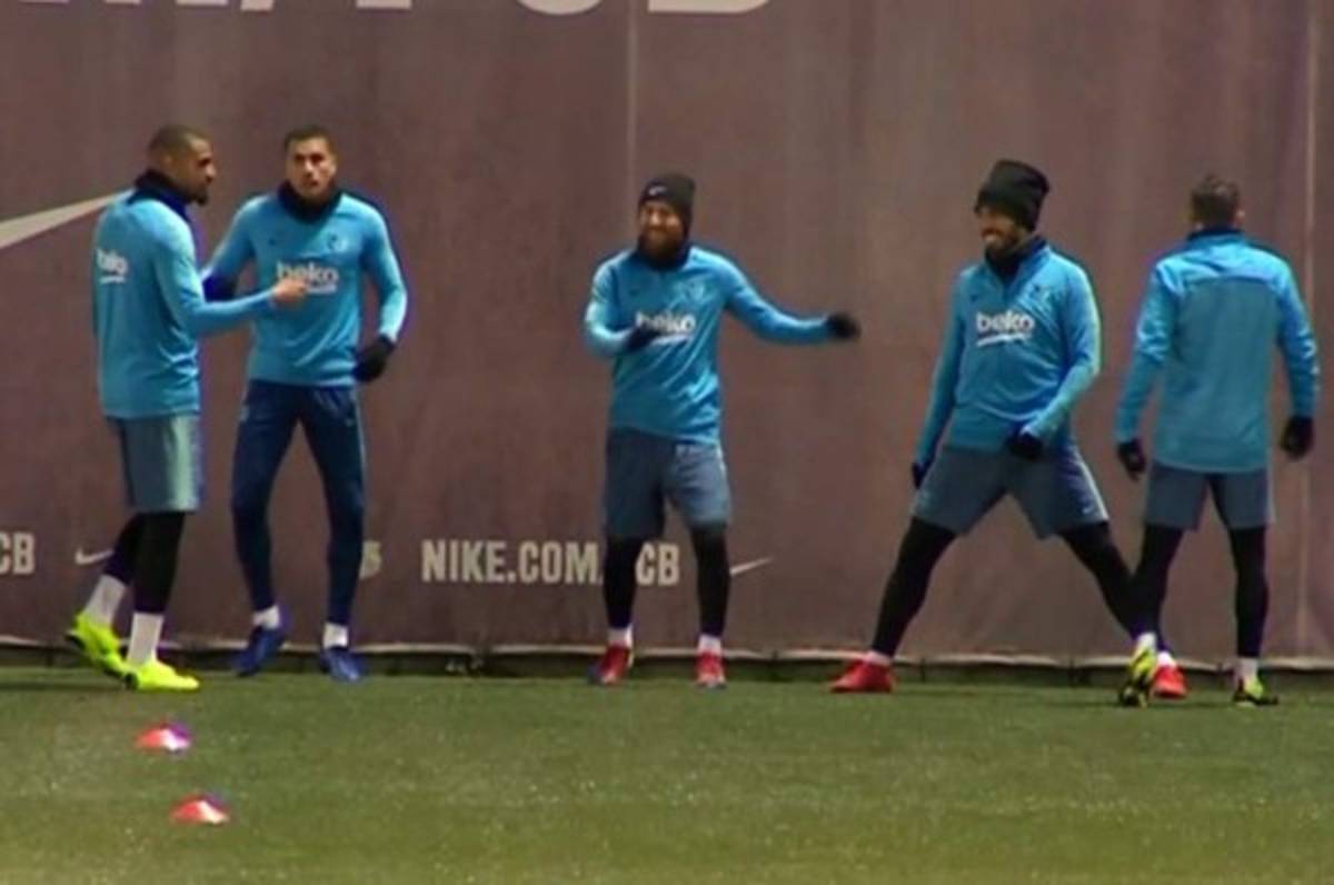 ¡Nuevo amigo! Así recibieron a Kevin Prince Boateng en su primer entrenamiento con el Barcelona