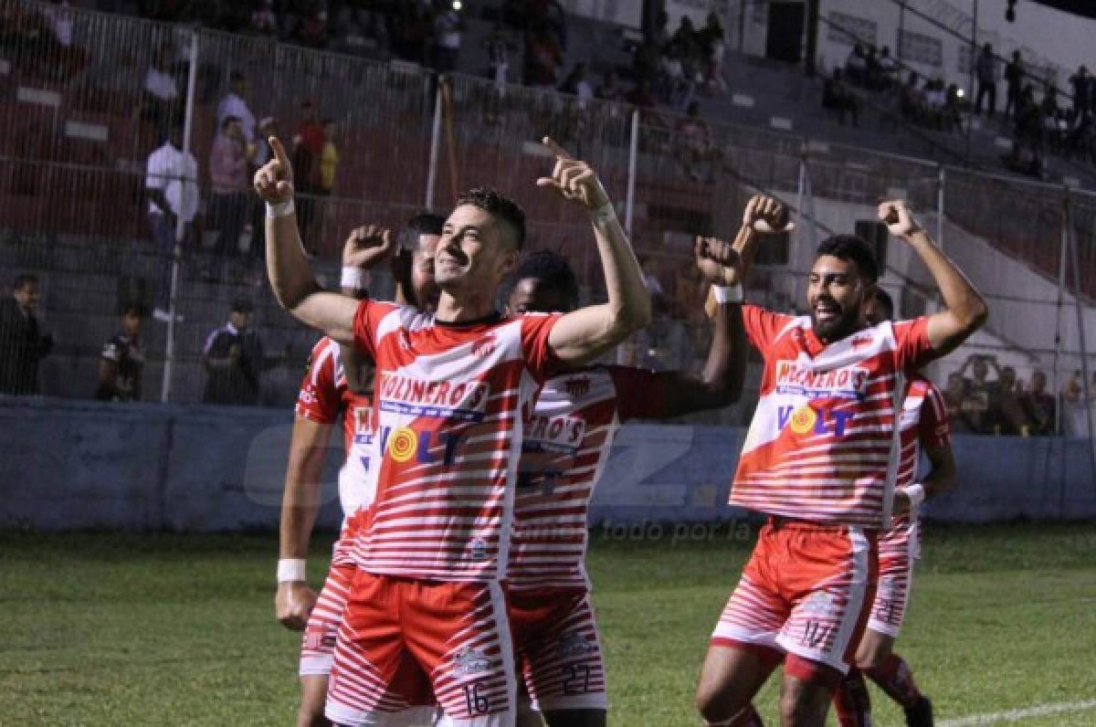 Esdras Padilla celebra con sus compañeros el gol de penal anotado a Platense.
