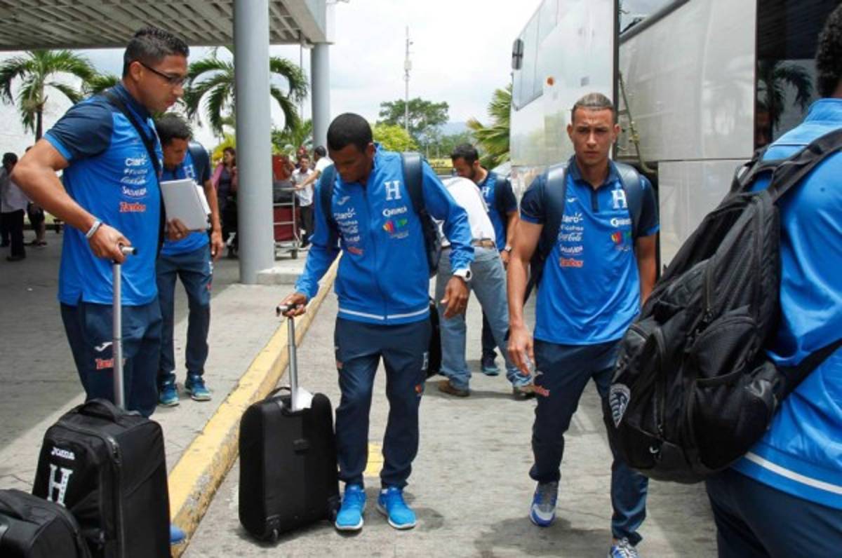 Entre gritos y fotos reciben a Honduras tras la Paliza del Azteca