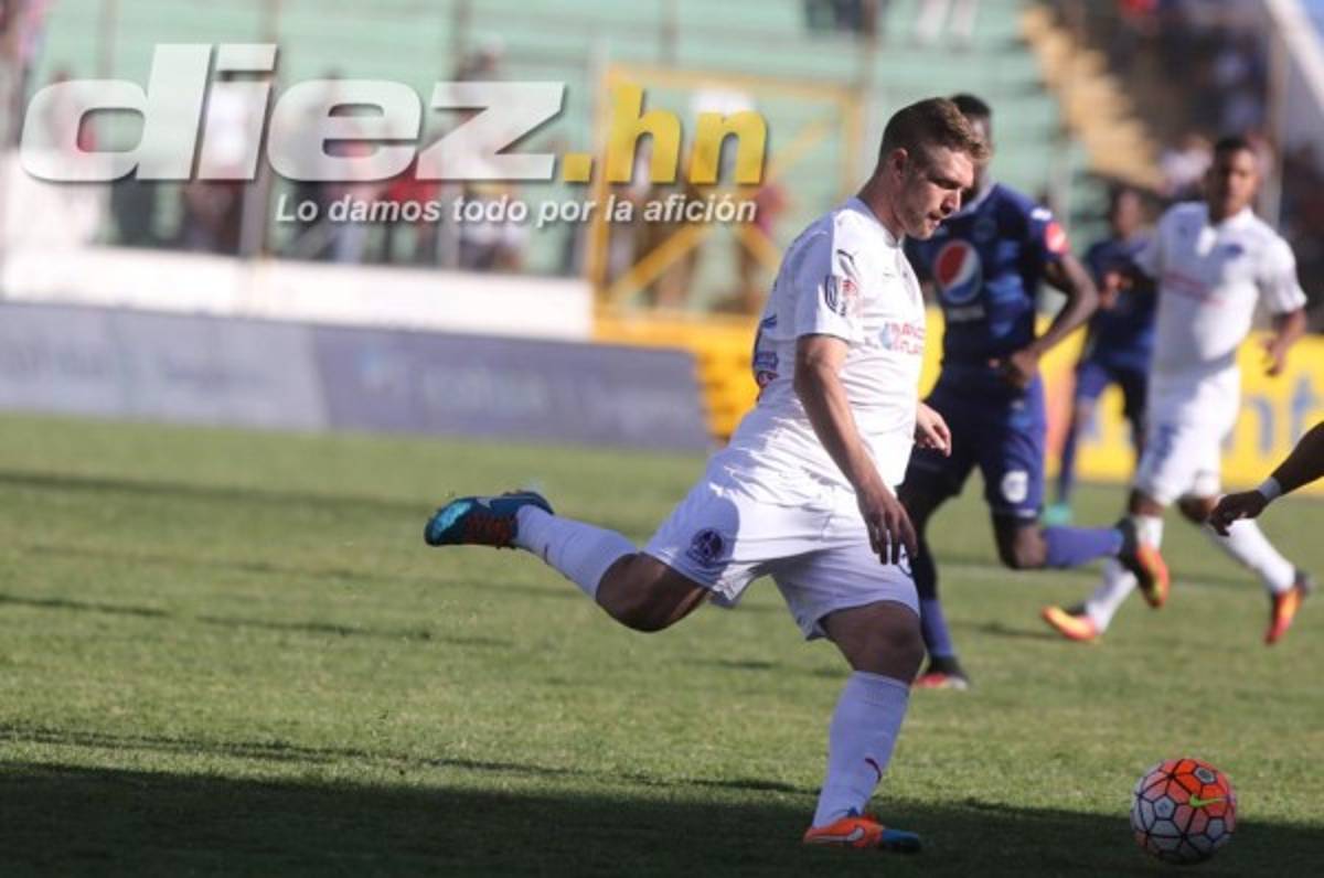 ¿Era falta? Walter García se convierte en villano del Olimpia al cometer penal