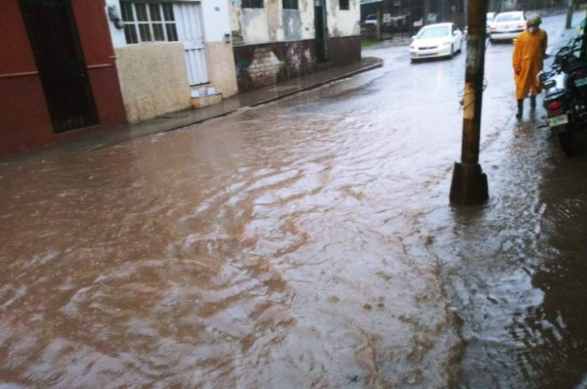 Inundaciones, derrumbes y caos vial provocan fuertes lluvias en varias zonas en Tegucigalpa