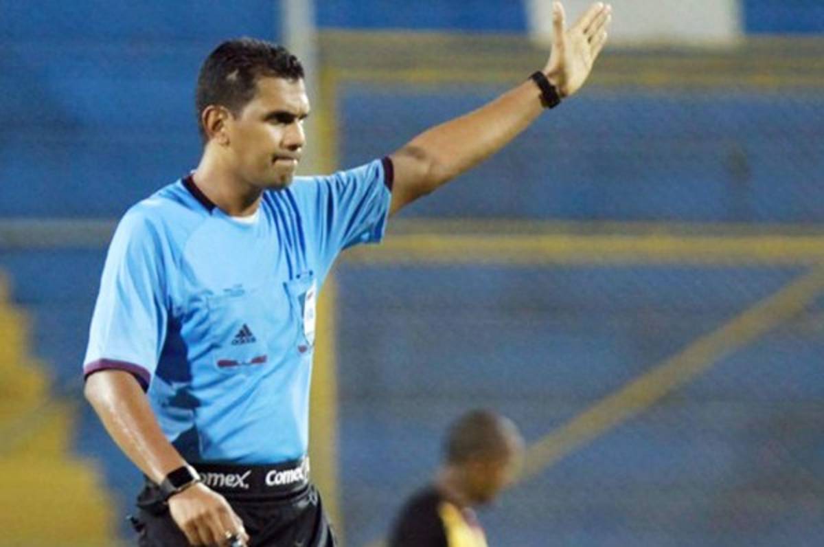 Raúl Castro será el árbitro que dirija el resto del clásico sampedrano.