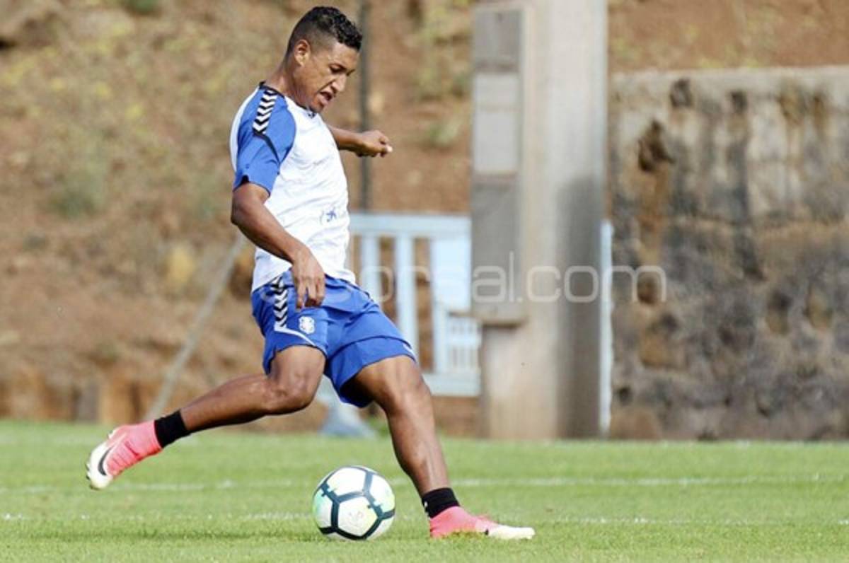 Bryan Acosta sueña con jugar en la primera de España con el Tenerife