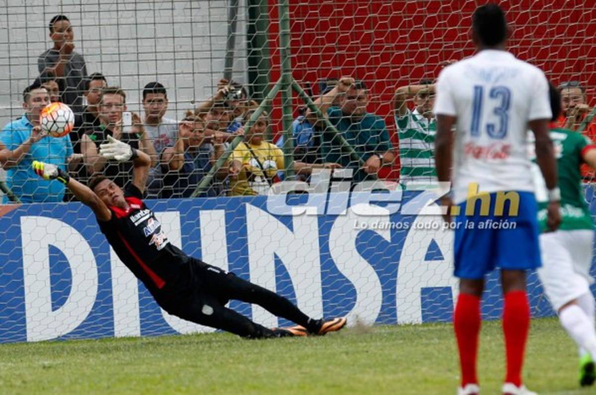 Denovan Torres se agiganta y tapa penal al Olimpia